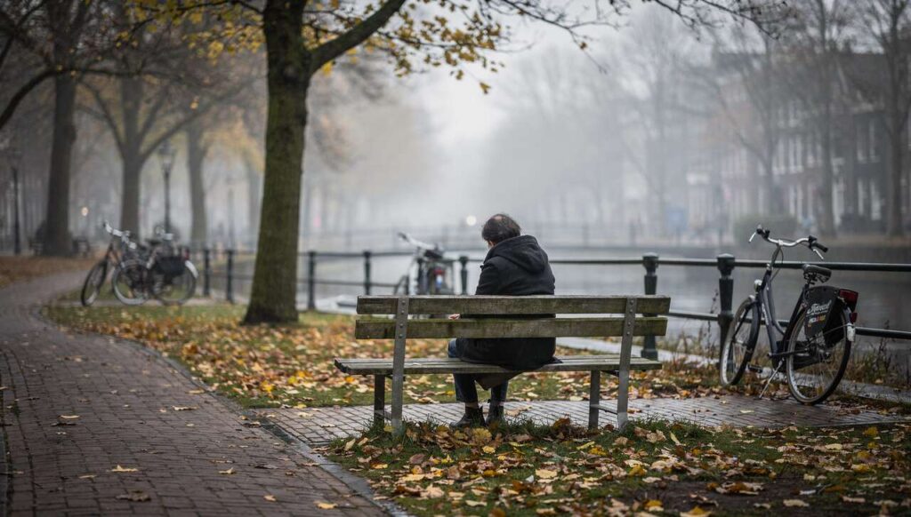 CBS-cijfers 2026: 1 op 4 Nederlanders voelt zich eenzaam, maar dat is niet het hele verhaal